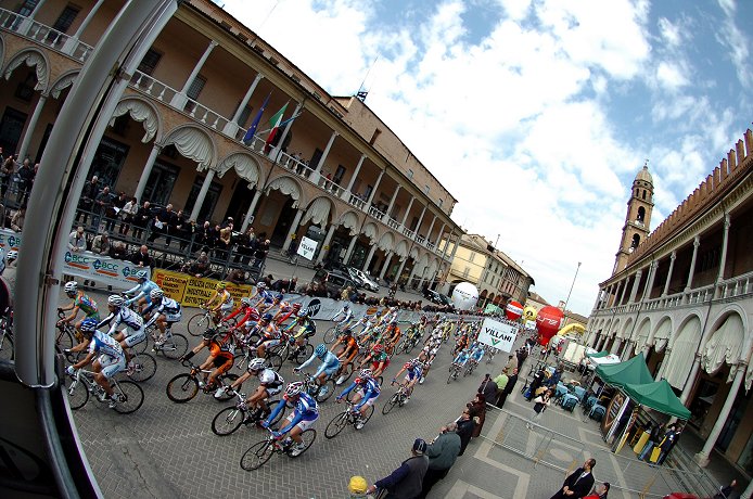 The peloton during Stage 2 of the 2008 Settimana Internazionale Coppi e Bartali