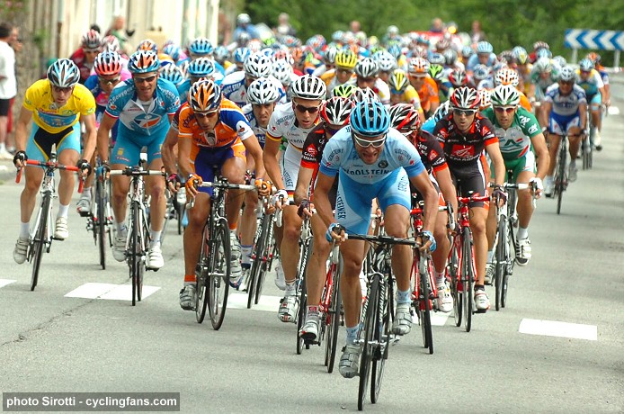 2008 Dauphine Libere, Stage 1:  The peloton nears the finish in Privas