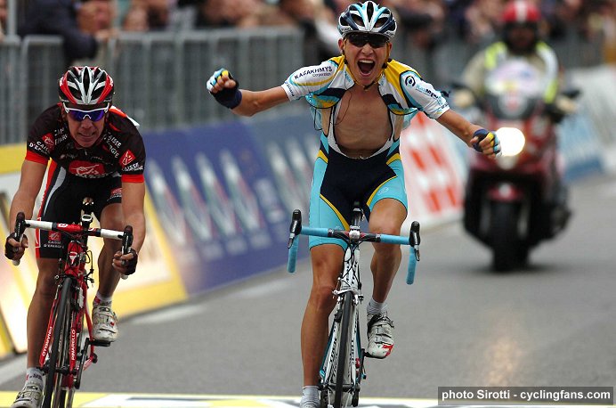 http://www.cyclingfans.com/2008_giro_di_lombardia_tour_of_lombardy_janez_brajkovic_raises_arms_ahead_of_rigoberto_uran.jpg