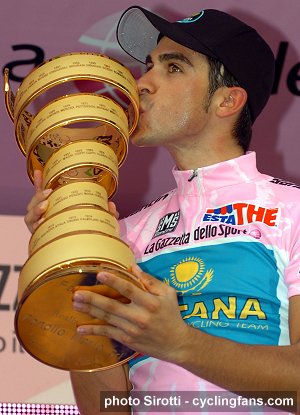 2008 Tour of Italy: Champion Alberto Contador (Astana) kisses trophy on podium