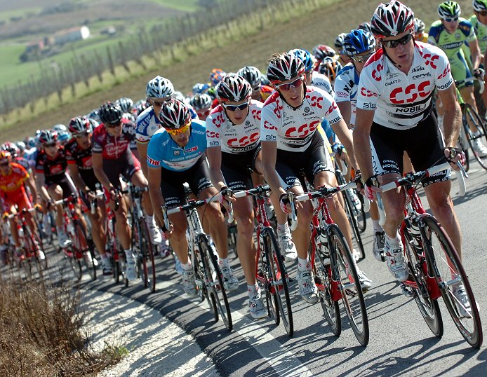 Team CSC protects race leader Fabian Cancellara during stage 6